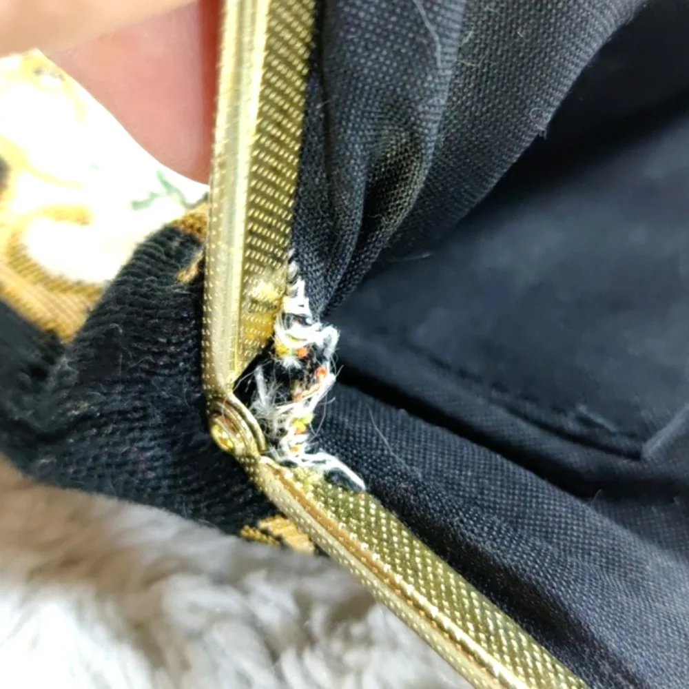 Vintage Tapestry Beautiful Floral / Black Purse & Gold Clasps - Picture 14 of 15